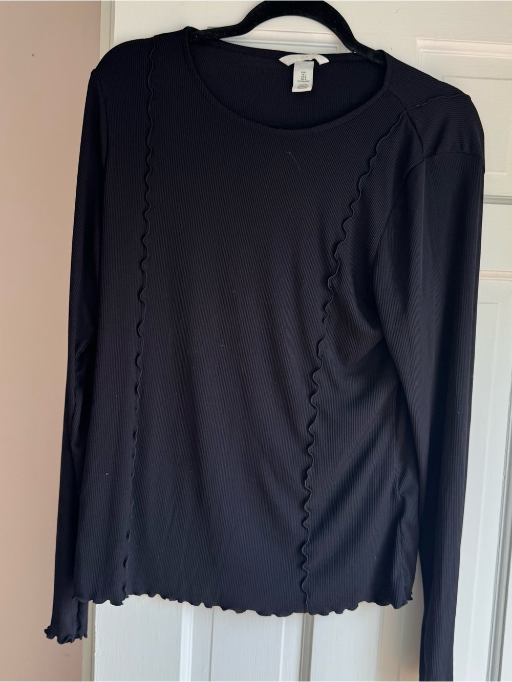 H&M 

Black long sleeve top
Used looks like new
Black color